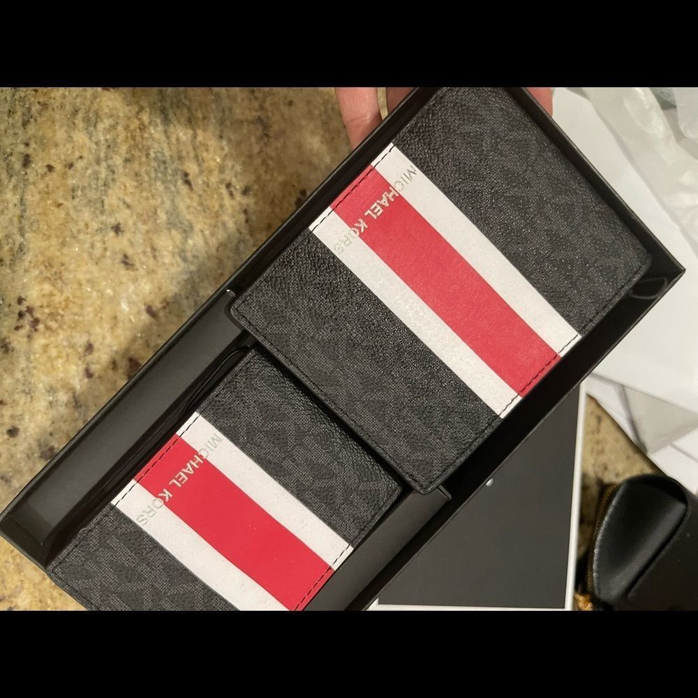 New 🧔🏽‍♂️ Mk mens gift set  double wallets - Picture 2 of 9